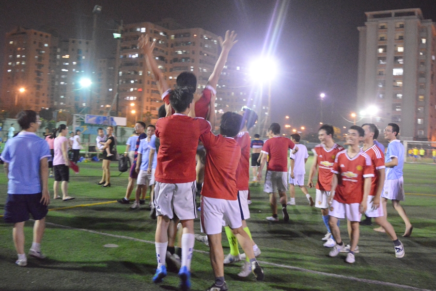 Các cầu thủ TK2 vỡ òa trong chiến thắng ngay sau loạt đá luân lưu