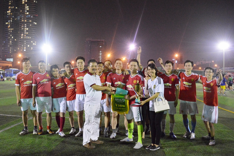 Đương kim vô địch TK2 nhận cúp từ giám đốc Đào Mạnh Hùng