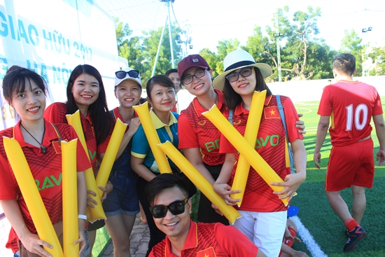 Lực lượng cổ động viên nhiệt thành trên sân, đã tiếp thêm sức mạnh cho các tuyển thủ