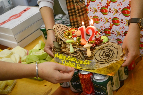 Bánh kem, nến… tất cả đều đã sẵn sàng để chúc mừng các thành viên có sinh nhật trong tháng