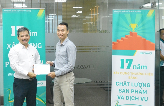 Anh Lê Minh Quang thay mặt đội dự án lên nhận phần thưởng từ Giám đốc 