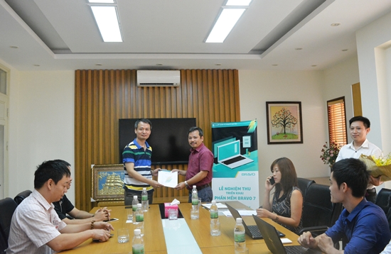 Đại diện BRAVO và Nhật Quang cùng nhau ký biên bản nghiệm thu