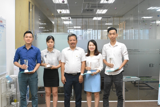 BRAVO-HN trao Cúp nhân viên xuất sắc tháng 4