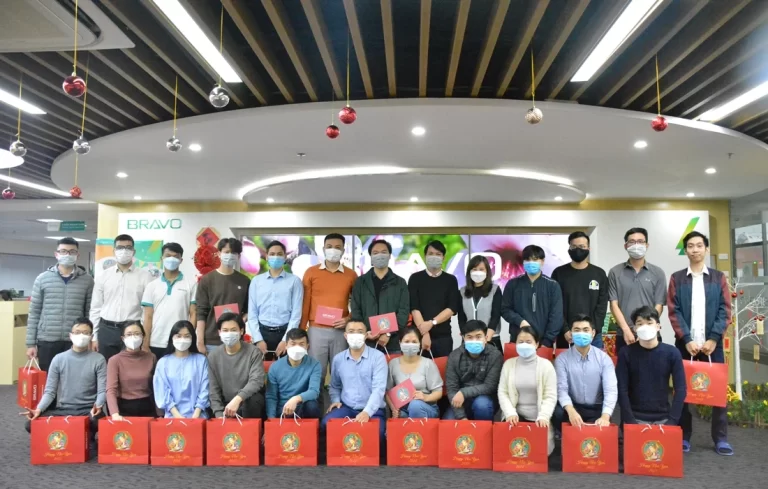 BRAVO Hà Nội trao quà Tết và gửi thư cảm ơn gia đình CBNV