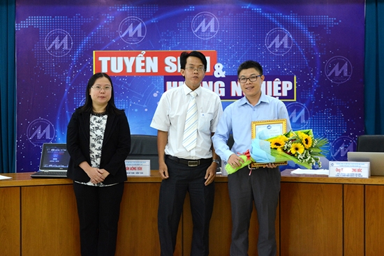  Anh Thái Phương Bắc nhận hoa từ Ban Tổ chức