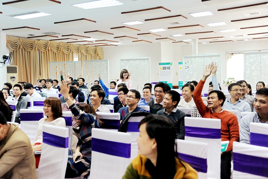 Các thành viên hào hứng trong phần mini game tìm hiểu về nhận diện thương hiệu