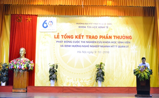 Thầy Trịnh Hoài Sơn-Phó chủ nhiệm Khoa THKT lên phát biểu khai mạc