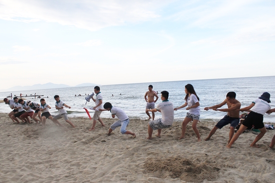 Hết mình trong các phần chơi đồng đội