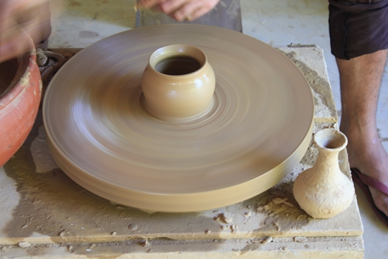Thích thú với trải nghiệm tập làm gốm tại làng gốm Thanh Hà