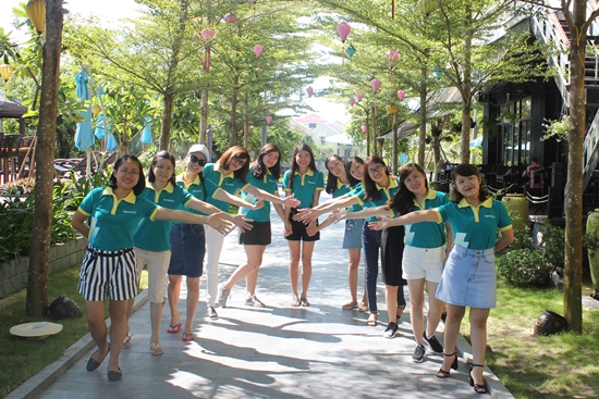 Chụp hình check-in, lưu giữ những khoảnh khắc đẹp cùng đồng nghiệp