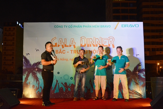 Khui bia, nâng ly chúc mừng cuộc hội ngộ, mở màn cho Gala dinner
