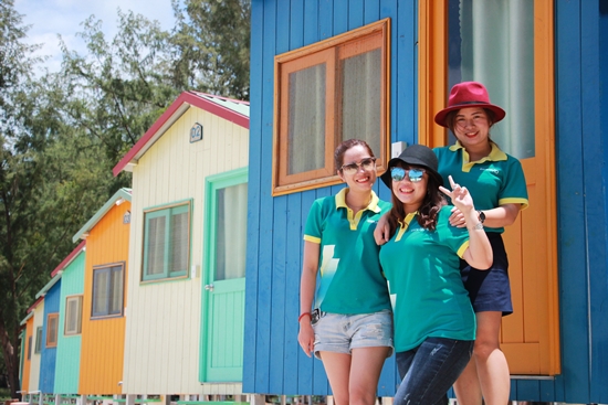 Chụp ảnh trước khu nhà gỗ nhiều màu sắc