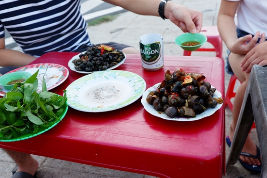 Không quên ghé quán ven đường thưởng thức đặc sản tươi ngon vùng đất biển