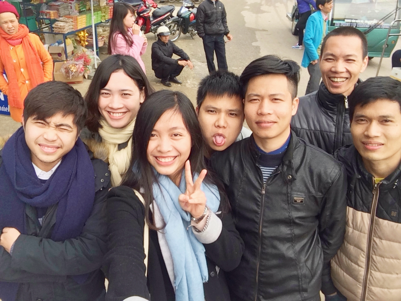 Các thành viên hào hứng chụp ảnh trong suốt chuyến đi