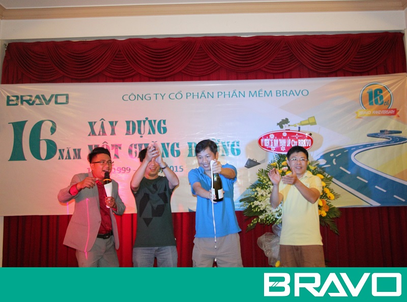 Ban lãnh đạo BRAVO-HCM khui rượu khai tiệc