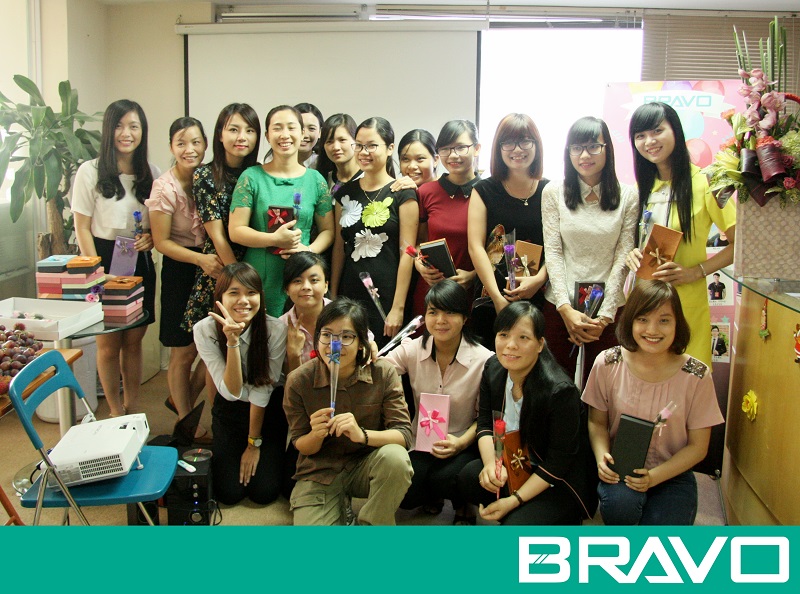 Chị em BRAVO-HN nhận hoa và quà