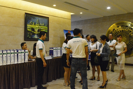 Khách mời tham dự Hội thảo check-in, nhận tài liệu