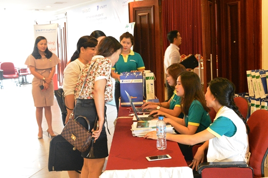 Khách mời tham dự Hội thảo check-in, nhận tài liệu từ BTC