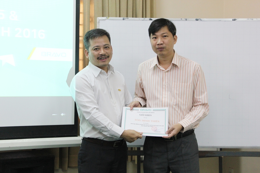 Anh Đào Mạnh Hùng – Giám đốc, trao tặng bằng khen cho anh Tôn Minh Thiên