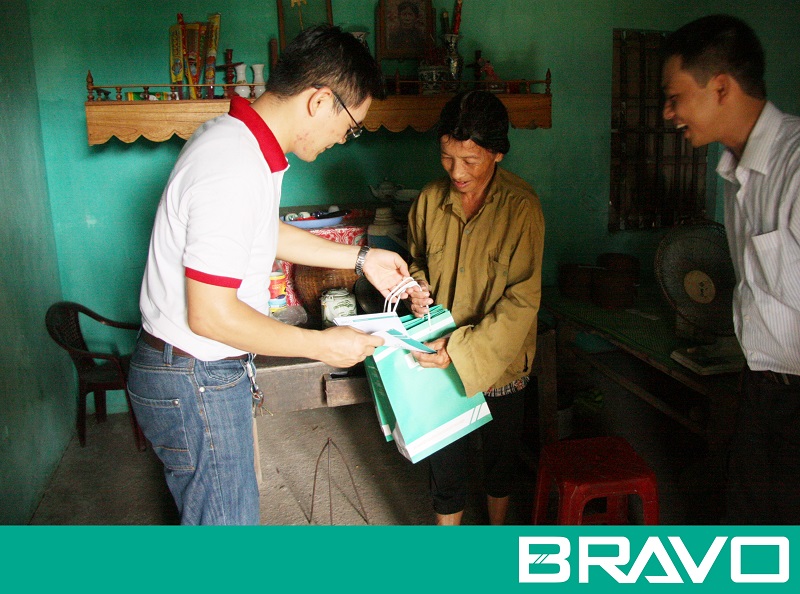 Tặng quà động viên chị em cụ Nguyễn Thị Chuốn – Nguyễn Thị Chiến