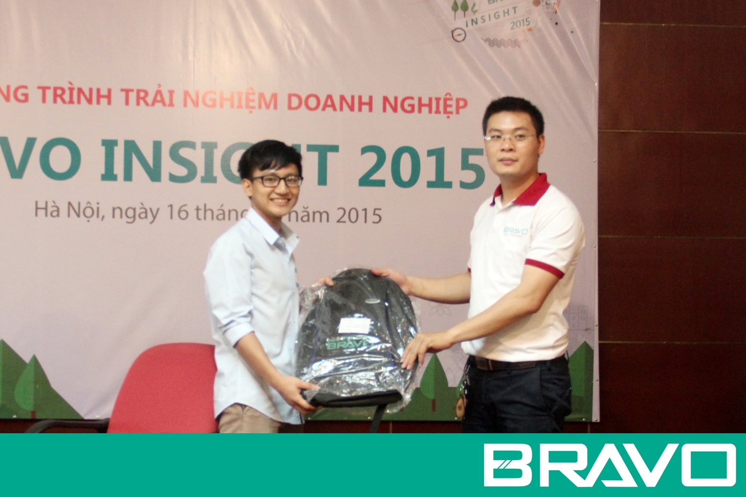 Sinh viên đến tham dự nhận quà từ Ban tổ chức