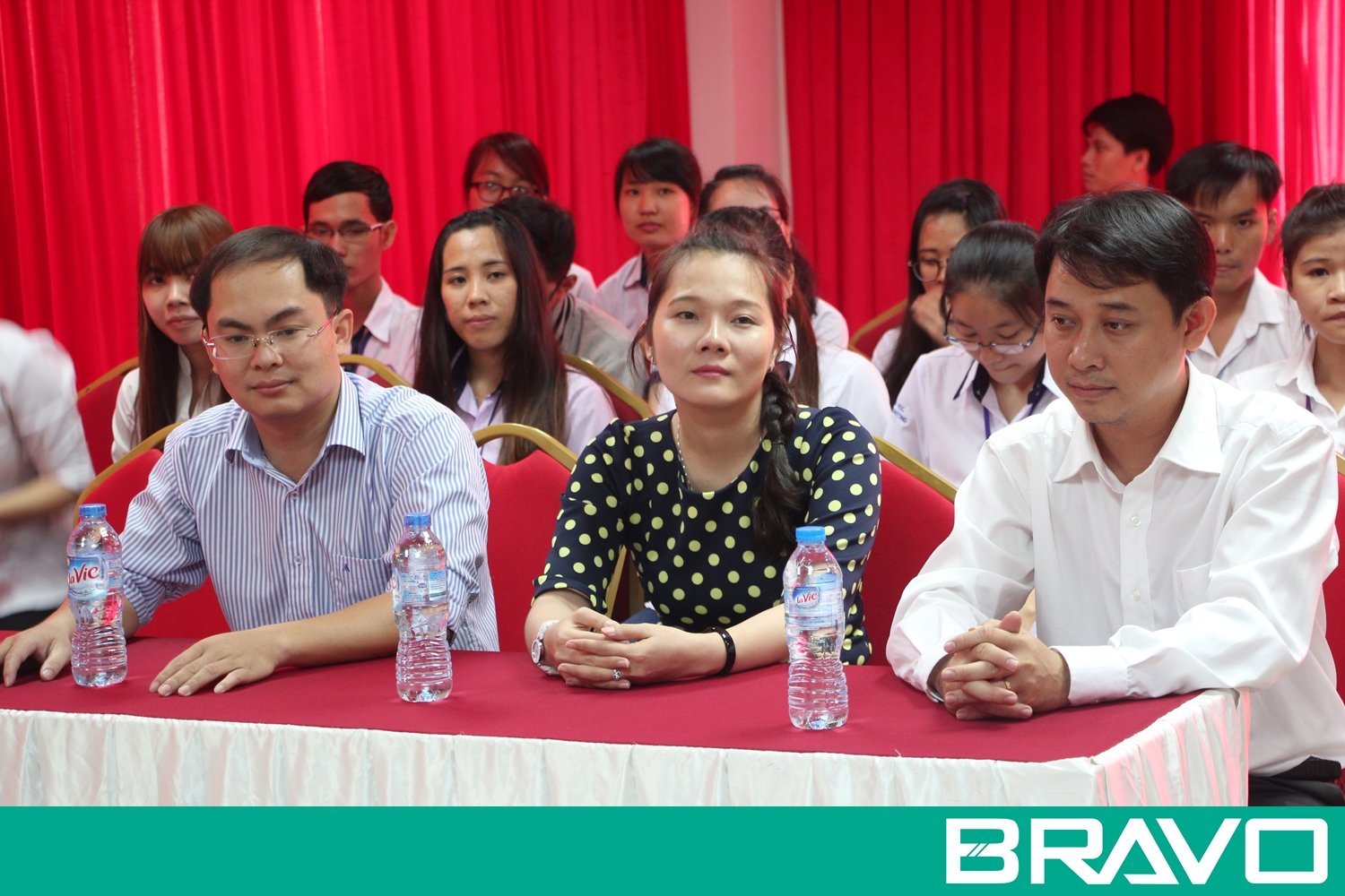 Đại diện phía ĐH Tài chính Marketing cùng đại diện BRAVO