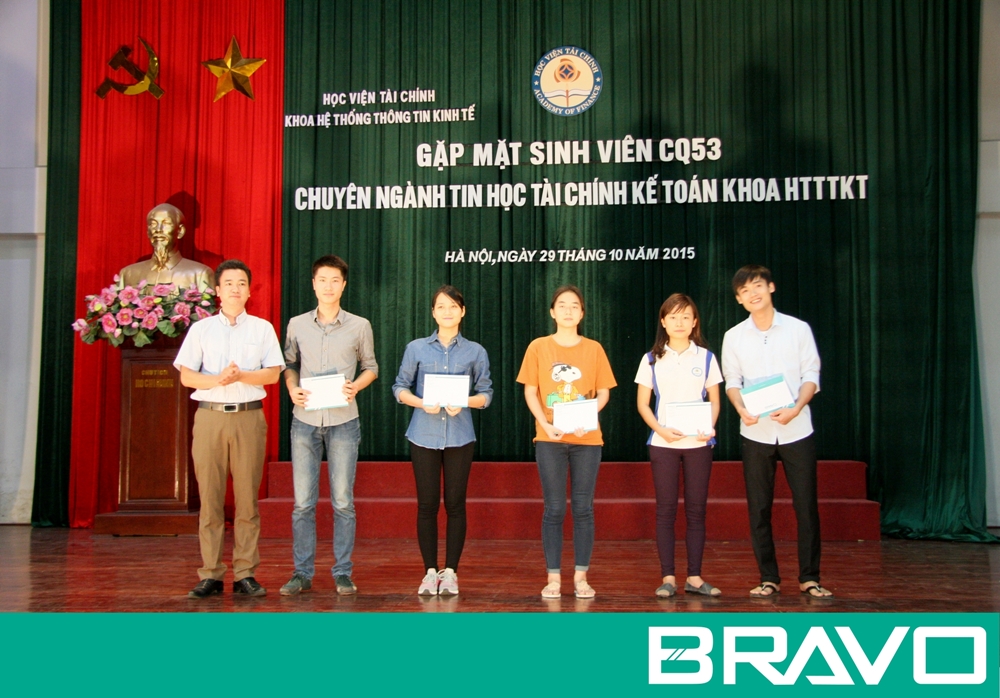 Anh Ninh Ngọc Hiếu – đại diện BRAVO trao học bổng cho sinh viên
