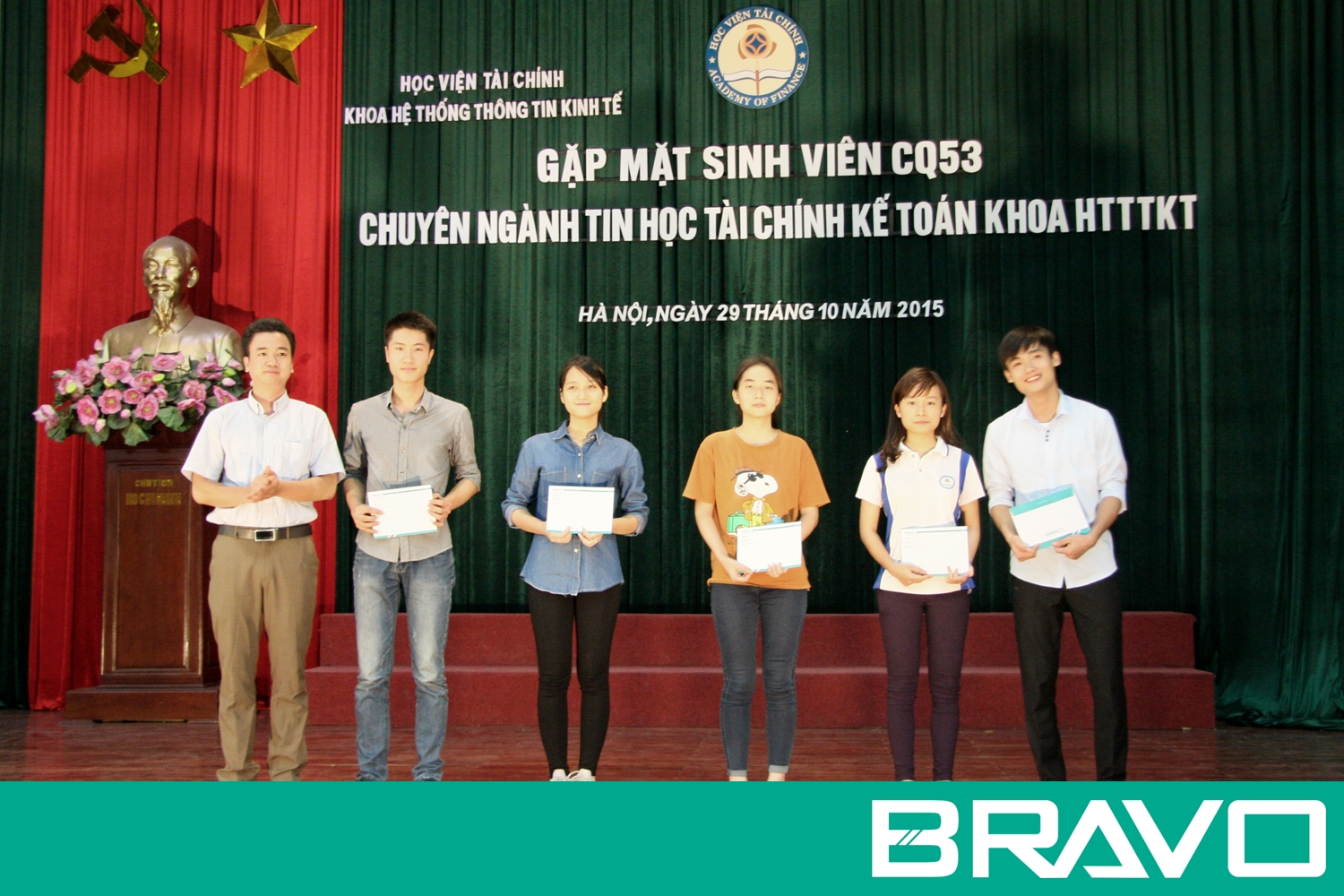 Trao học bổng tại Học viện Tài chính