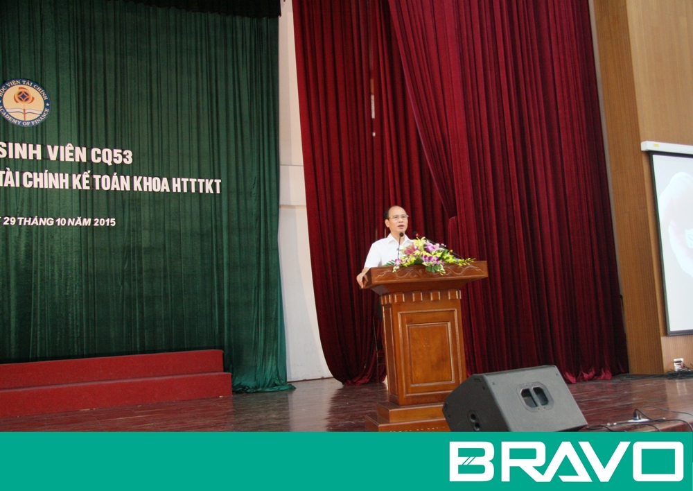 Thầy Vũ Bá Anh phát biểu trong buổi lễ