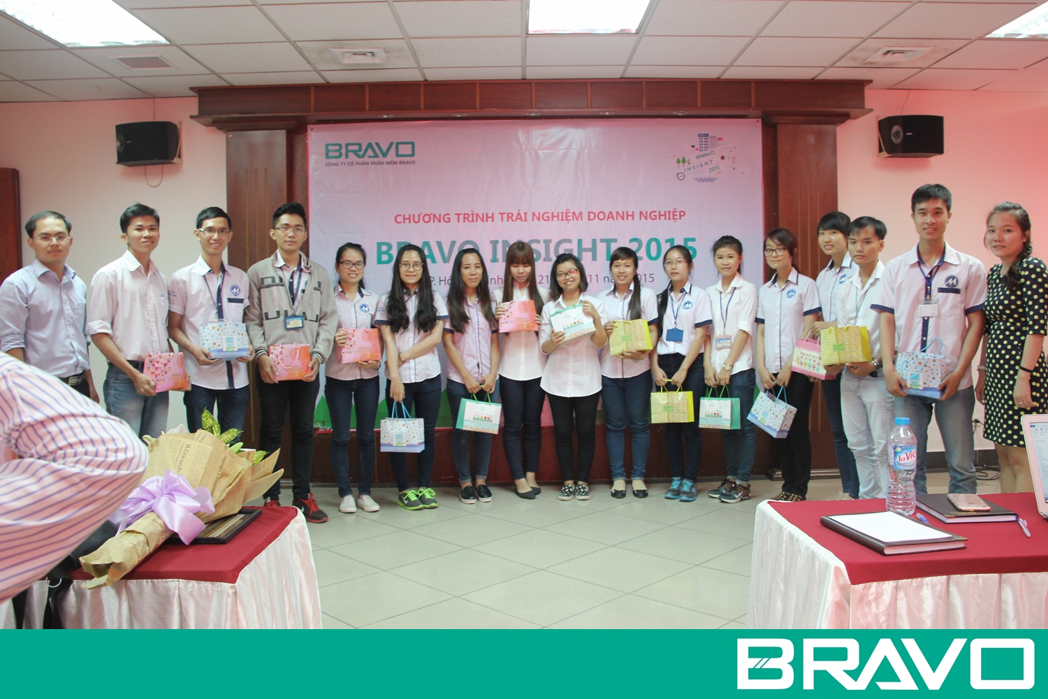 Nhận quà từ Ban tổ chức