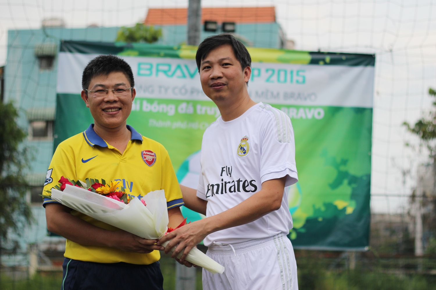 Anh Tôn Minh Thiên – Trưởng VPĐD BRAVO-HCM tặng hoa chúc mừng cho anh Thái Phương Bắc – Trưởng Ban Tổ chức