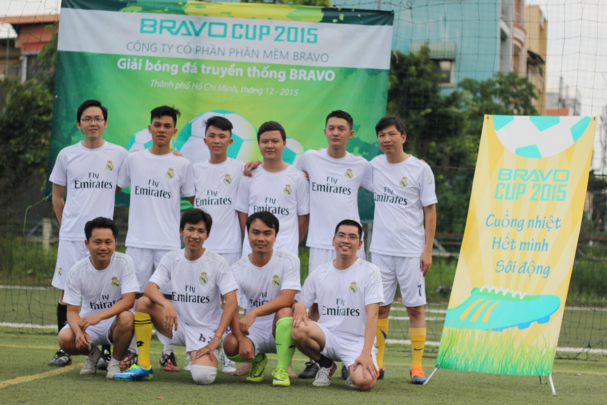 Đội D – áo trắng huyền thoại thắng áp đảo ngay trận mở màn