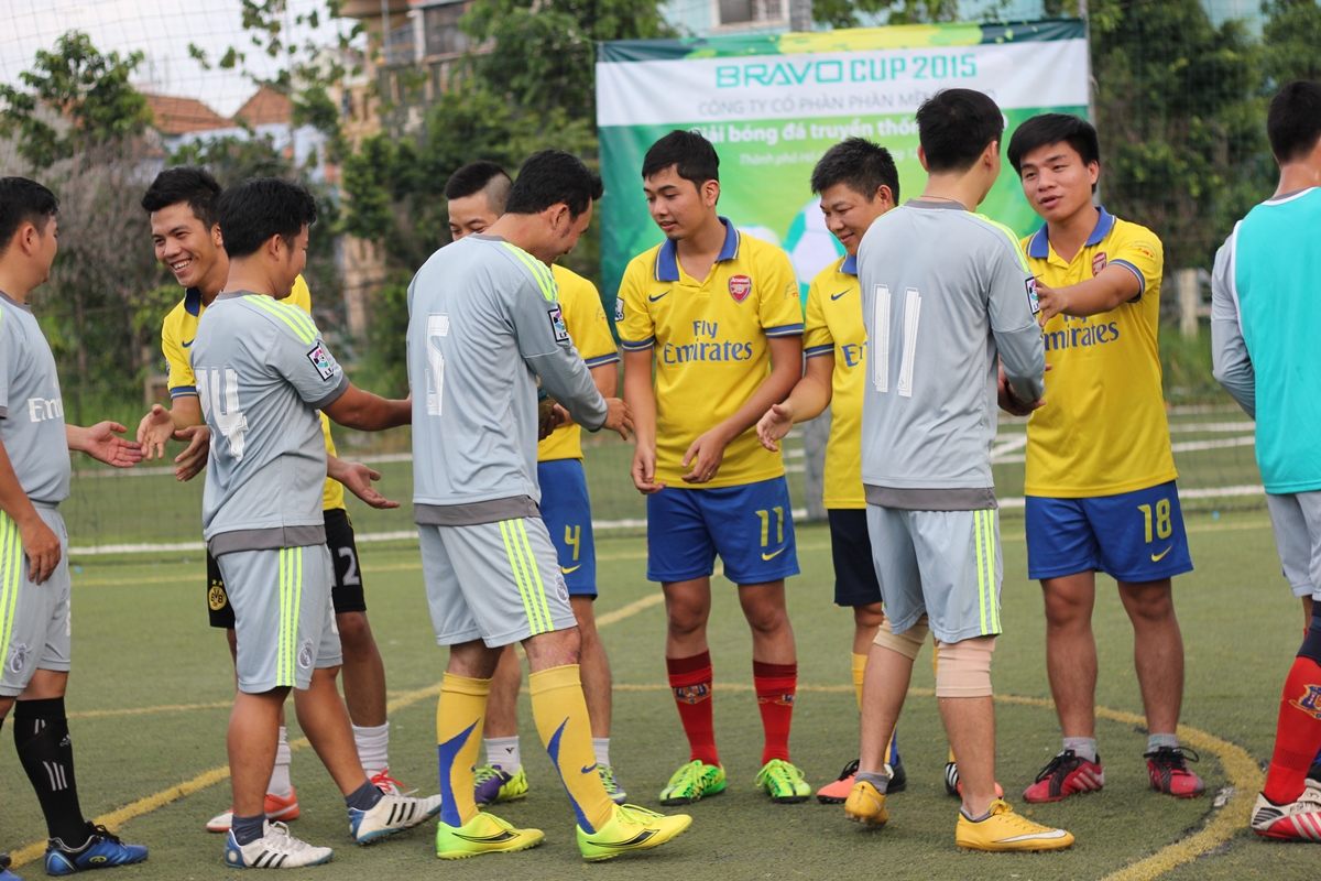 Áo vàng và áo xám bắt tay trước trận đấu