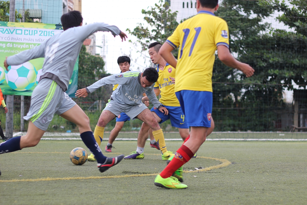 Những pha tranh bóng quyết liệt