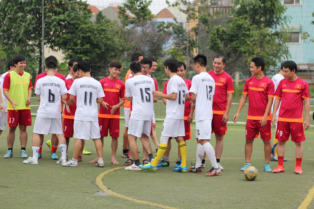 Áo đỏ trước giờ giao bóng cùng áo trắng