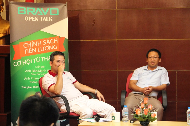 2 diễn giả lắng nghe và giải đáp thắc mắc của CBNV