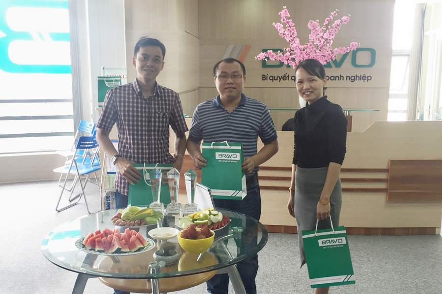 Cúp nhân viên xuất sắc tháng 1 của BRAVO Đà Nẵng