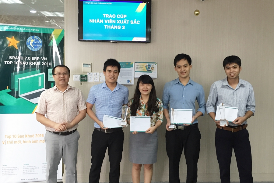 Chung vui sinh nhật tháng và cúp nhân viên xuất sắc