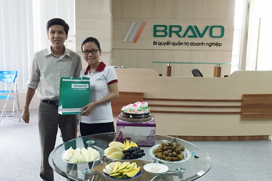 Chung vui sinh nhật tháng và cúp nhân viên xuất sắc