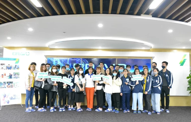 Sinh viên ĐH Kinh tế Quốc dân tham gia Ngày hội hướng nghiệp 2021