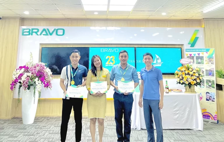 Trao cúp NVXS tháng 9 và sinh nhật CBNV tháng 10