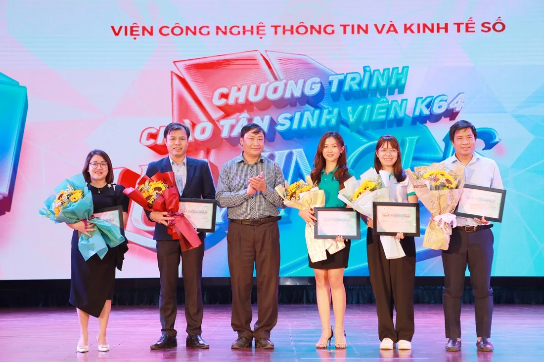 Tặng hoa cho các doanh nghiệp đối tác
