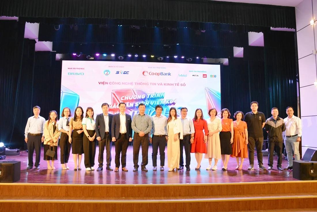 Đại diện doanh nghiệp chụp ảnh kỷ niệm cùng các thầy cô