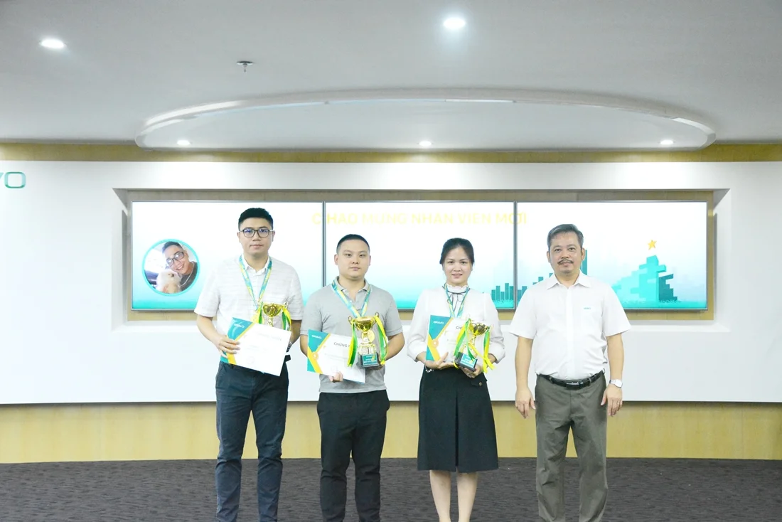 Trao cúp NVXS tháng 10