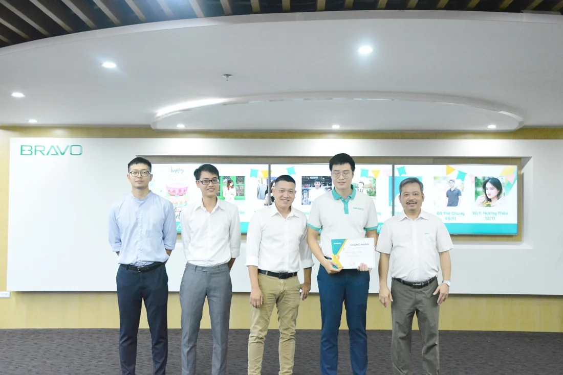 Khen thưởng nóng đội triển khai dự án ERP cho Công ty gạch ngói Kiên Giang