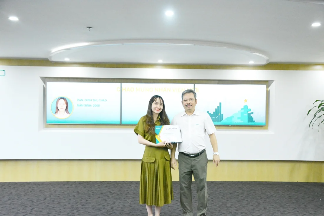 Khen thưởng thành tích nhóm CBNV Kinh doanh