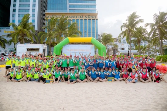 4 đội chơi với 4 màu áo xanh dương, xanh lá, vàng, đỏ