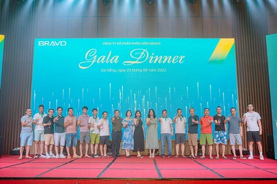 Nâng ly khai mạc đêm Gala