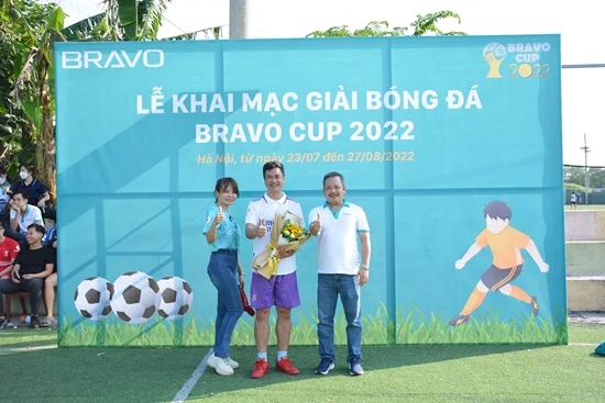 Đại diện Công ty và Công đoàn tặng hoa cho BTC