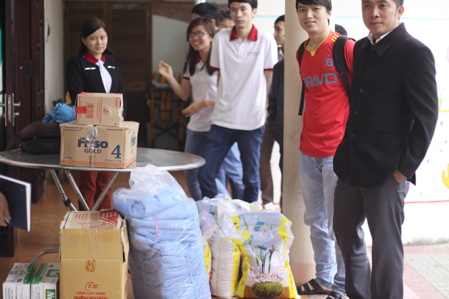 Gửi tặng những món quà cho các em nhỏ